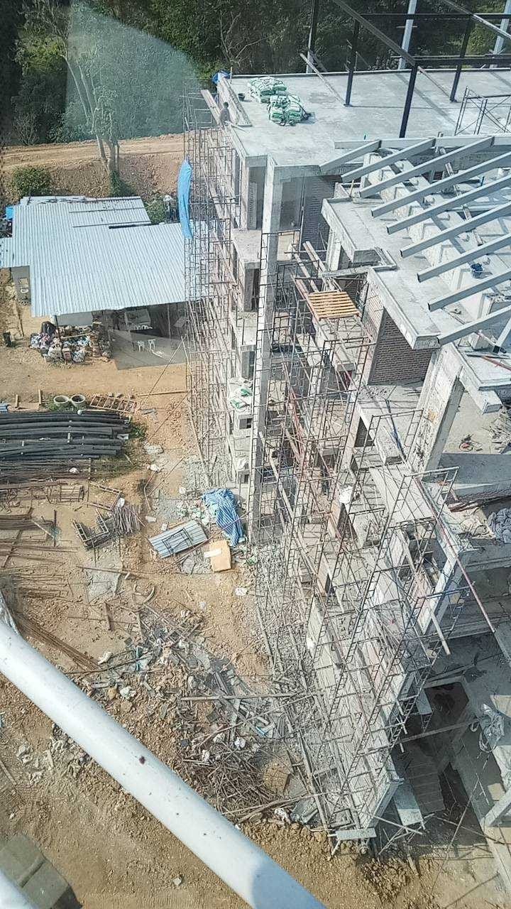 อาคารพักอาศัยระหว่างก่อสร้าง ตั้งนั่งร้านรอบอาคารเต็มความสูง