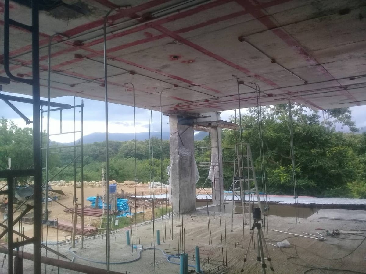 โครงสร้างชั้นล่างของอาคาร มองออกไปเห็นภูเขาด้านนอก