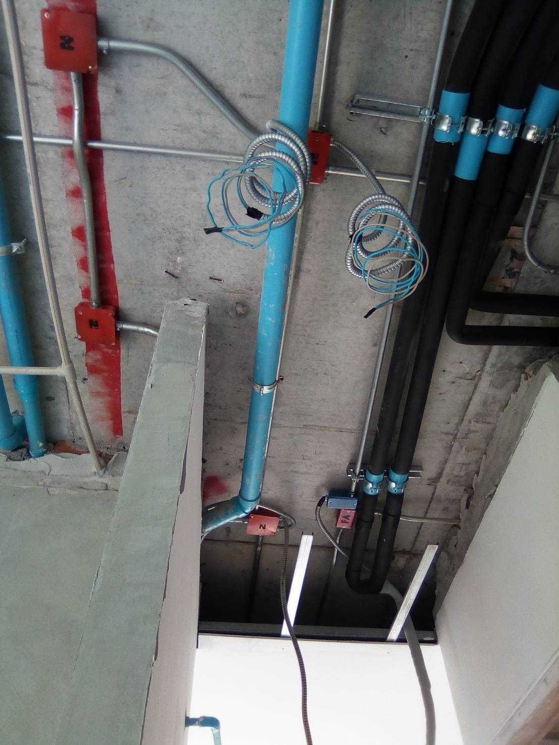 งานเดินท่อประปาสีฟ้าและท่อร้อยสายไฟใต้พื้นคอนกรีต ก่อนปิดฝ้า