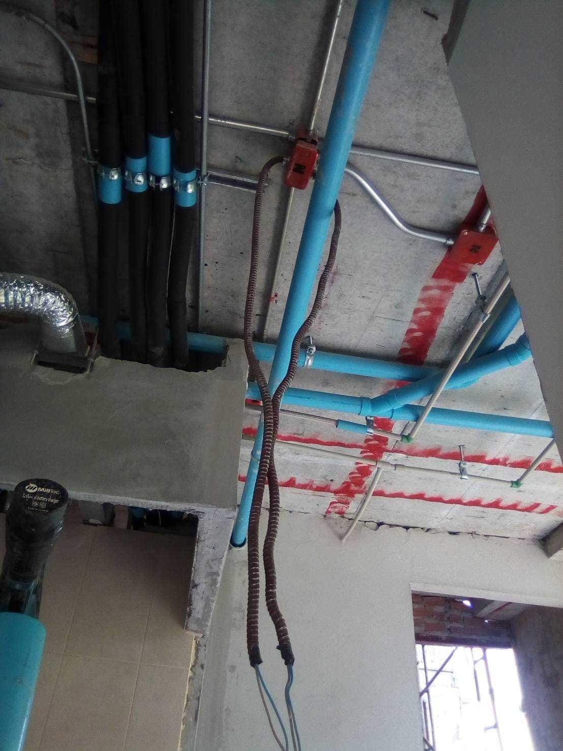 ท่อประปาและท่อร้อยสายไฟที่เดินใต้ท้องพื้น พร้อมแนวตีเส้นสีแดง