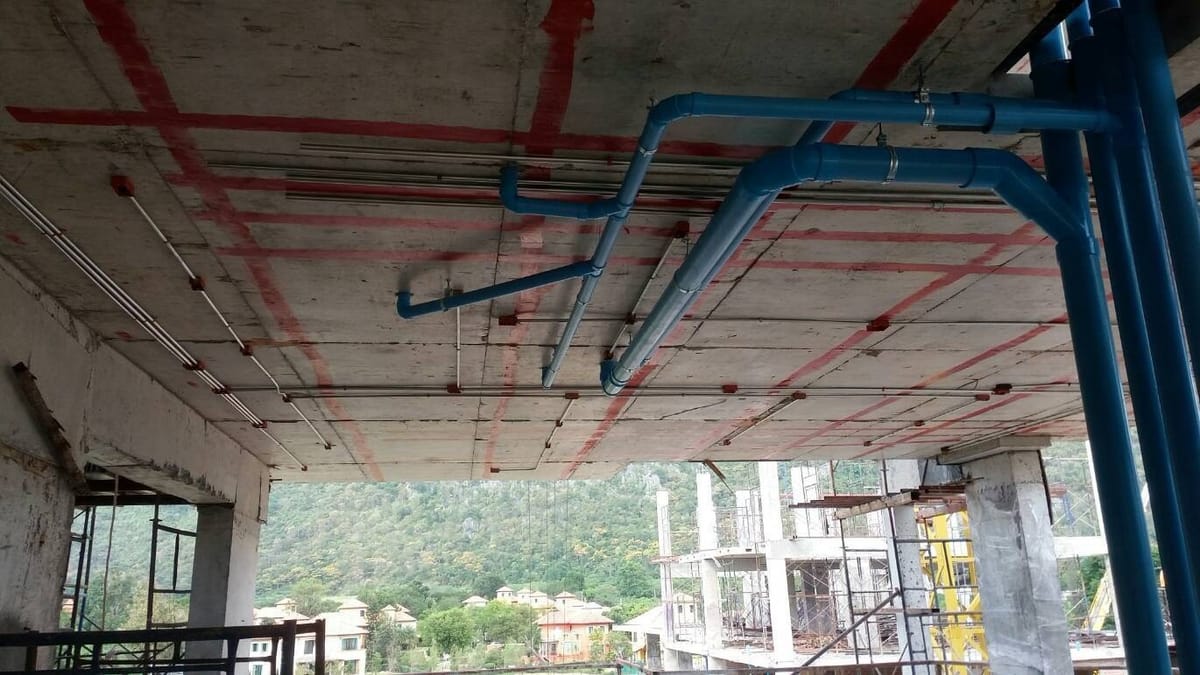 ท่อประปาเดินใต้ท้องพื้นของอาคาร มองออกไปเห็นวิวภูเขา