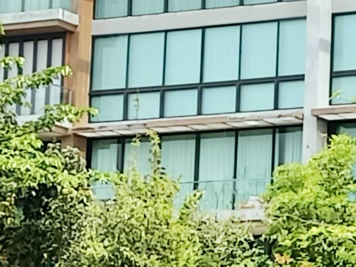 ผนังกระจกและระเบียงอาคารพักอาศัย มองจากด้านนอก