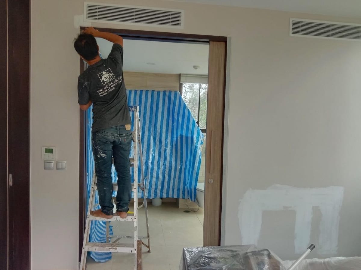 ช่างกำลังเก็บงานวงกบประตูภายในห้องพัก