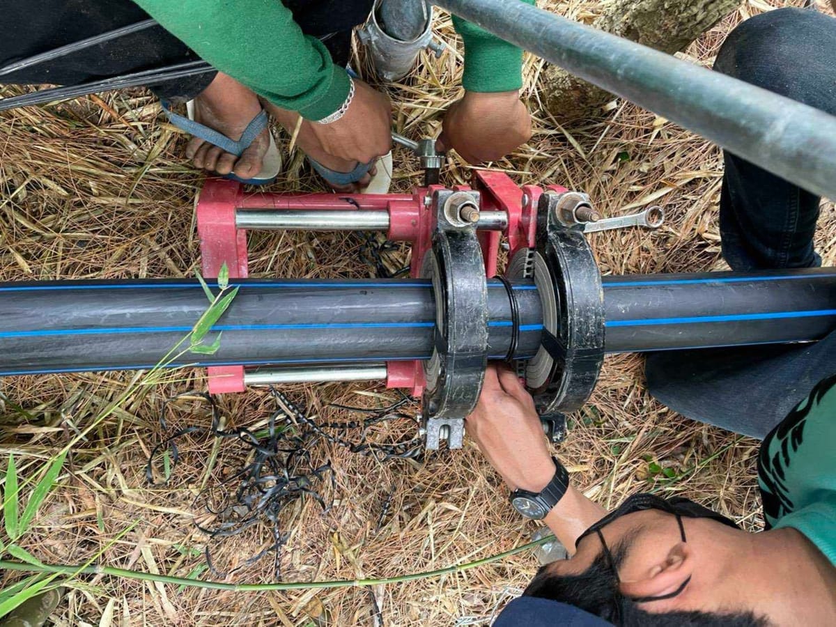 ช่างใช้เครื่องเชื่อมท่อ HDPE ต่อท่อเมนประปาหน้างาน